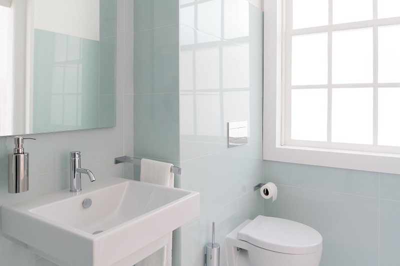 Helpful Tips to Make the Most of a Small Bathroom v